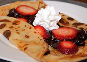 Crêpes mit Erdbeeren und Sahne